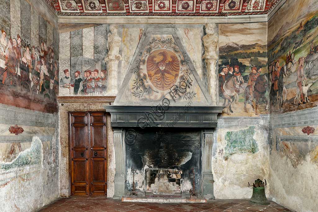 Cavernago, Malpaga Castle or Colleoni Castle, Hall of Honour: cycle of frescoes depicting the visit of Christian I of Denmark to Bartolomeo Colleoni, by Marcello Fogolino, (some historians attribute these frescoes to Romanino), 1474. Detail with fireplace.