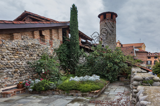 Candelo, Ricetto (fortified structure): roff garden within the walls.