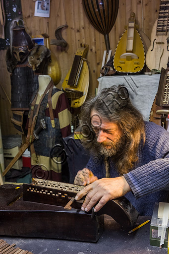 Candelo, Ricetto (fortified structure): Sergio Verna, lutherie workshop, specialized in the construction and restoration of girondas.