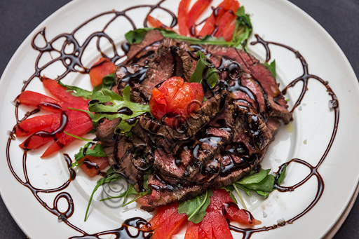 Candelo, Ricetto, Ristorante Il Torchio 1763: tagliata di manzo con rucola, confit di pomodoro e olio al balsamico.