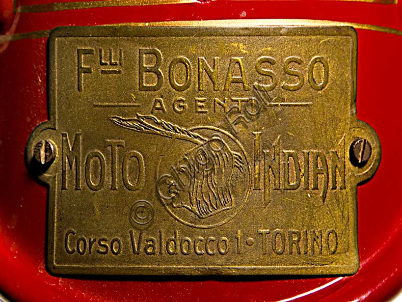 Moto d'epoca Indian Powerplus 1000 Side.Marca: Indianmodello: Powerplus 1000 Sidenazione: U.S.A. - Springfieldanno: 1919condizioni: restauratacilindrata: 61 ci (987,7 cc.  alesaggio e corsa 79,3 x 100)                                                               motore: bicilindrico a V di 42° a valvole lateralicambio: a tre rapporti con comando a manoLa Indian Motorcycle Manufacturing Company è la più antica fabbrica statunitense di moto. Fondata da George M. Hendee e Carl Oscar Headstrom nel 1901, due anni prima della Harley Davidson, fu sempre all'avanguardia tecnologica. Nel 1911 costruisce motori da corsa a quattro valvole, nel '12 introduce la sospensione posteriore, nel '14 fornisce anche l'avviamento elettrico come optional. Con il primo bicilindrico Erwin Baker "Cannonball" firma numerosi record su gare di lunga distanza. Nel 1914 va da San Diego a New York battendo i record precedenti in "soli" 11 giorni e dodici ore.Nel 1916 esce il bicilindrico Powerplus dell'esemplare qui riprodotto, un motore bicilindrico a V silenzioso, elastico e potente che consente di raggiungere le 60 mph (96 km/h) e riscuote un grande successo sia come motore per uso turistico che come base per le moto da corsa.  