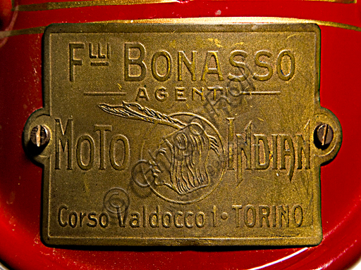 Moto d'epoca Indian Powerplus 1000 Side.Marca: Indianmodello: Powerplus 1000 Sidenazione: U.S.A. - Springfieldanno: 1919condizioni: restauratacilindrata: 61 ci (987,7 cc.  alesaggio e corsa 79,3 x 100)                                                               motore: bicilindrico a V di 42° a valvole lateralicambio: a tre rapporti con comando a manoLa Indian Motorcycle Manufacturing Company è la più antica fabbrica statunitense di moto. Fondata da George M. Hendee e Carl Oscar Headstrom nel 1901, due anni prima della Harley Davidson, fu sempre all'avanguardia tecnologica. Nel 1911 costruisce motori da corsa a quattro valvole, nel '12 introduce la sospensione posteriore, nel '14 fornisce anche l'avviamento elettrico come optional. Con il primo bicilindrico Erwin Baker "Cannonball" firma numerosi record su gare di lunga distanza. Nel 1914 va da San Diego a New York battendo i record precedenti in "soli" 11 giorni e dodici ore.Nel 1916 esce il bicilindrico Powerplus dell'esemplare qui riprodotto, un motore bicilindrico a V silenzioso, elastico e potente che consente di raggiungere le 60 mph (96 km/h) e riscuote un grande successo sia come motore per uso turistico che come base per le moto da corsa.  