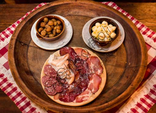 Gressoney La Trinité, Ristorante "La Capanna di Carla":  alcuni prodotti tipici valdostani:  salumi, castagne e burro.