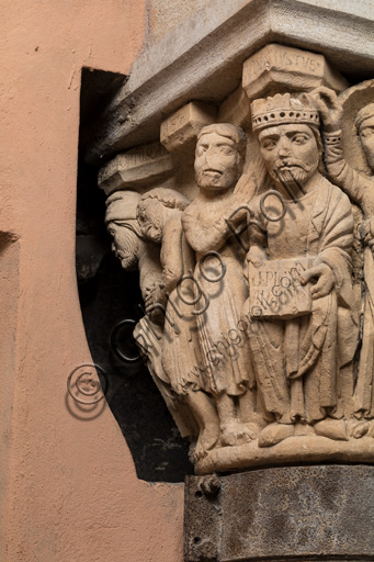 Modena, Ghirlandina Tower, Torresani Hall: the "Capital of the Judge" or "of the Upright Judge and of the Corrupt Judge", work by Campionesi masters, XII - XIII century.There are three carved scenes. Detail of two scenes: the good judge crowned by an angel and a barefoot man with his hand clasped in the act of supplication. The inscription informs us that a crooked judge corrupted by money will give a judgment not in accordance with his conviction.