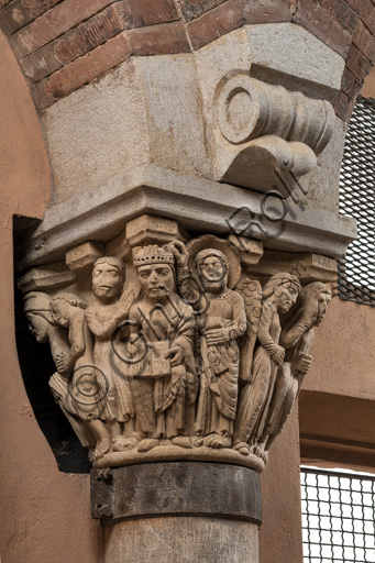 Modena, Ghirlandina Tower, Torresani Hall: the "Capital of the Judge" or "of the Upright Judge and of the Corrupt Judge", work by Campionesi masters, XII - XIII century.There are three carved scenes. Detail of  one which represents the good judge crowned by an angel and a man in the act of supplication. In the other scene a judge is approached by a man carrying a bag and a barefoot man, pleading with his hands clasped.The inscription informs us that a crooked judge corrupted by money will give a judgment not in accordance with his conviction.