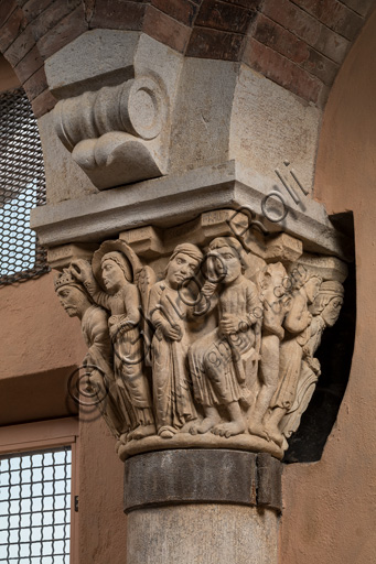 Modena, Ghirlandina Tower, Torresani Hall: the "Capital of the Judge" or "of the Upright Judge and of the Corrupt Judge", work by Campionesi masters, XII - XIII century.There are three carved scenes. Detail of a scene which represents the good judge crowned by an angel and a man in the act of supplication. In the other scene the corruption of the bad judge is represented. The crooked judge is depicted with a chain around his neck held by Lucifer.The inscription informs us that a crooked judge corrupted by money will give a judgment not in accordance with his conviction.