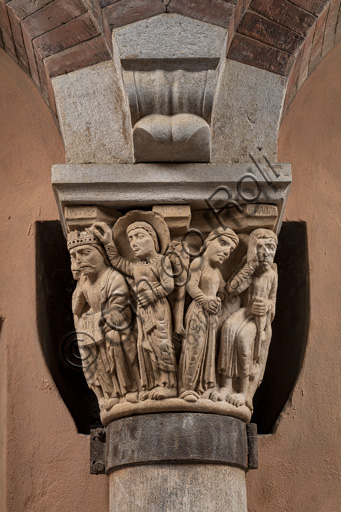 Modena, Ghirlandina Tower, Torresani Hall: the "Capital of the Judge" or "of the Upright Judge and of the Corrupt Judge", work by Campionesi masters, XII - XIII century.There are three carved scenes. Detail of the first one which represents the good judge crowned by an angel and a man in the act of supplication. The inscription informs us that a crooked judge corrupted by money will give a judgment not in accordance with his conviction.