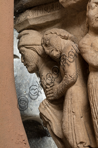 Modena, Ghirlandina Tower, Torresani Hall: the "Capital of the Judge" or "of the Upright Judge and of the Corrupt Judge", work by Campionesi masters, XII - XIII century.There are three carved scenes. Detail of a judge approached by a man carrying a bag. The inscription informs us that a crooked judge corrupted by money will give a judgment not in accordance with his conviction.