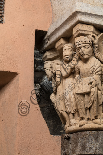 Modena, torre Ghirlandina, sala dei Torresani: il "Capitello dei Giudici" o "Del Giudice Giusto e del Giudice Corrotto", opera di maestri campionesi, XII - XIII sec.Le scene scolpite sono tre. Particolare di due scene: il giudice buono incoronato e un uomo scalzo e con le mani giunte in atto di supplica. L’iscrizione ci informa che un giudice iniquo e corrotto dal denaro darà un giudizio non conforme alla sua convinzione.