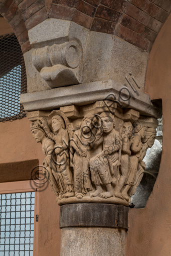 Modena, Ghirlandina Tower, Torresani Hall: the "Capital of the Judge" or "of the Upright Judge and of the Corrupt Judge", work by Campionesi masters, XII - XIII century.There are three carved scenes. Detail of a scene which represents the good judge crowned by an angel and a man in the act of supplication. In the other scene the corruption of the bad judge is represented. The crooked judge is depicted with a chain around his neck held by Lucifer.The inscription informs us that a crooked judge corrupted by money will give a judgment not in accordance with his conviction.