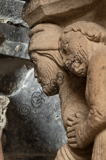 Modena, Ghirlandina Tower, Torresani Hall: the "Capital of the Judge" or "of the Upright Judge and of the Corrupt Judge", work by Campionesi masters, XII - XIII century.There are three carved scenes. Detail of a judge approached by a man carrying a bag. The inscription informs us that a crooked judge corrupted by money will give a judgment not in accordance with his conviction.