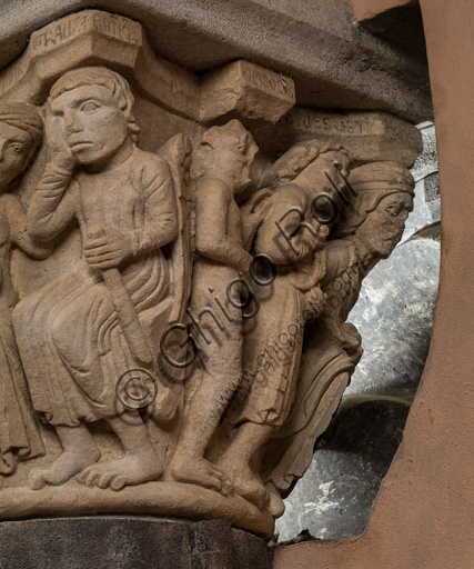 Modena, Ghirlandina Tower, Torresani Hall: the "Capital of the Judge" or "of the Upright Judge and of the Corrupt Judge", work by Campionesi masters, XII - XIII century.There are three carved scenes. Detail of a scene which represents  the corruption of the bad judge is represented. The crooked judge is depicted with a chain around his neck held by Lucifer.The inscription informs us that a crooked judge corrupted by money will give a judgment not in accordance with his conviction.