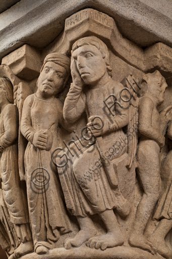 Modena, torre Ghirlandina, sala dei Torresani: il "Capitello dei Giudici" o "Del Giudice Giusto e del Giudice Corrotto", opera di maestri campionesi, XII - XIII sec.Le scene scolpite sono tre. Particolare con  un angelo, un uomo in atto di supplica e Lucifero.  L’iscrizione ci informa che un giudice iniquo e corrotto dal denaro darà un giudizio non conforme alla sua convinzione.