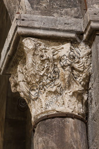 Genova, Duomo (Cattedrale di S. Lorenzo), interno, navata centrale, matroneo di destra, ordine superiore: "Capitello figurato con Aurae" (III secolo D.C.).