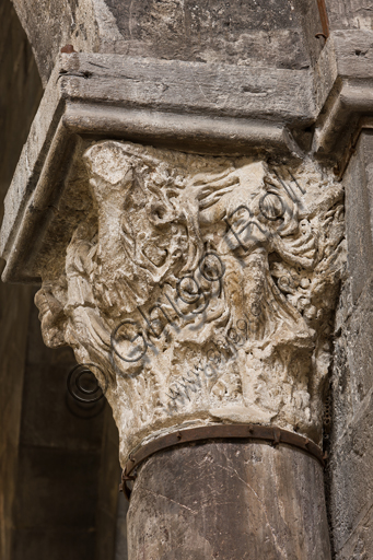 , Genoa, Duomo (St. Lawrence Cathedral), inside, the nave, right matroneum, upper order: "Figurative Capital with Aurae", (III century A.D.).