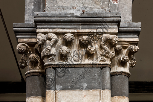 Genova, Duomo (Cattedrale di S. Lorenzo), interno, navata centrale, matroneo di sinistra, ordine superiore: "Capitello con telamoni" (1307), di scultore campionese della bottega del Maestro di Giano.