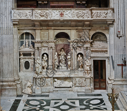 Genoa, Duomo (St. Lawrence Cathedral), inside, Cybo chapel (northern arm of the transept): view of the "Cybo Chapel" with the  statues by Giangiacomo and Guglielmo Della Porta, and by Niccolò Da Corte (1533 - 1537), Giovanni Giacomo Parracca da Valsoldo or Giovanni Battista Perolli  