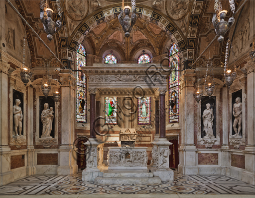 Genova, Duomo (Cattedrale di S. Lorenzo), Interno: veduta frontale della "Cappella di San Giovanni" con l'altare e il baldacchino marmoreo che lo sovrasta.