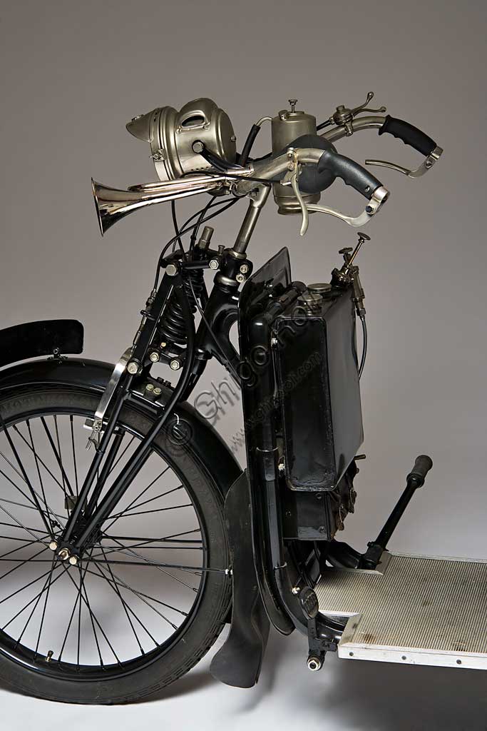 Moto d'epoca Reynolds Runabout. Scooter.Marca: Jackson Car Mfg. Co. (poi A.W. Wall Ltd.)modello: Reynolds Runaboutnazione: Regno Unito - Birminghamanno: 1921condizioni: restauratocilindrata: 269 ccmotore: Wall-Liberty, a due tempicambio: Moss, a due rapporti" A car on two wheels", un'auto su due ruote, recita lo slogan con cui venne conosciuto questo scooter che pur essendo tra i migliori e i più apprezzati per la comodità, non ebbe grande diffusione a causa del prezzo elevato e le notevoli dimensioni. Il motore sotto la sella era protetto e nascosto da pannelli in lamiera, i serbatoi di olio e benzina erano applicati al montante verticale dello scudo paragambe.