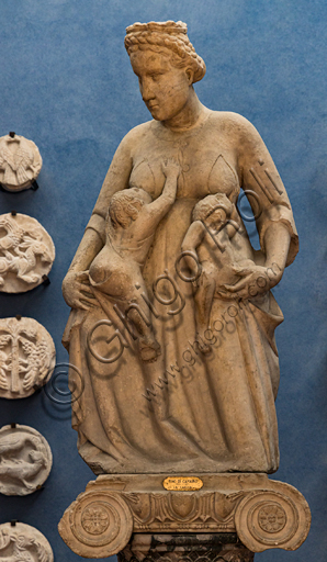 Museo Stefano Bardini, la chiostrina: "La Carità", di Tino da Camaino, scultura marmorea che probabilmente proviene dal gruppo scultoreo con le Virtù teologali originariamente sopra la porta est del battistero di Firenze. La Carità riprende l'iconografia tradizionale della donna che allatta più fanciulli. 