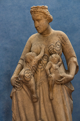 Museo Stefano Bardini, la chiostrina: "La Carità", di Tino da Camaino, scultura marmorea che probabilmente proviene dal gruppo scultoreo con le Virtù teologali originariamente sopra la porta est del battistero di Firenze. La Carità riprende l'iconografia tradizionale della donna che allatta più fanciulli. Particolare.