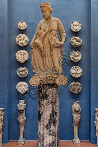 Museo Stefano Bardini, la chiostrina: "La Carità", di Tino da Camaino, scultura marmorea che probabilmente proviene dal gruppo scultoreo con le Virtù teologali originariamente sopra la porta est del battistero di Firenze. La Carità riprende l'iconografia tradizionale della donna che allatta più fanciulli. 