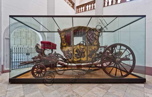 Palermo, Palazzo Reale o Palazzo dei Normanni, scalone monumentale: la "Carrozza d'Oro", opera settecentesca  che è appartenuta al Principe di Butera e alla famiglia dei Lanza di Trabia. E' caratterizzata da una decorazione sfarzosa sia nella casa sia nel traino (angeli e figure femminili).Venne impiegata nel film "La carrozza d'oro" di J. Renoir con Anna Magnani.