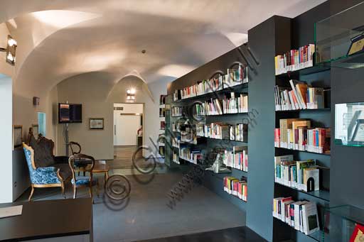Casa Artusi, interno: la biblioteca.