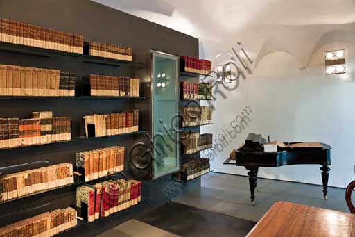 Casa Artusi, interno: la biblioteca.