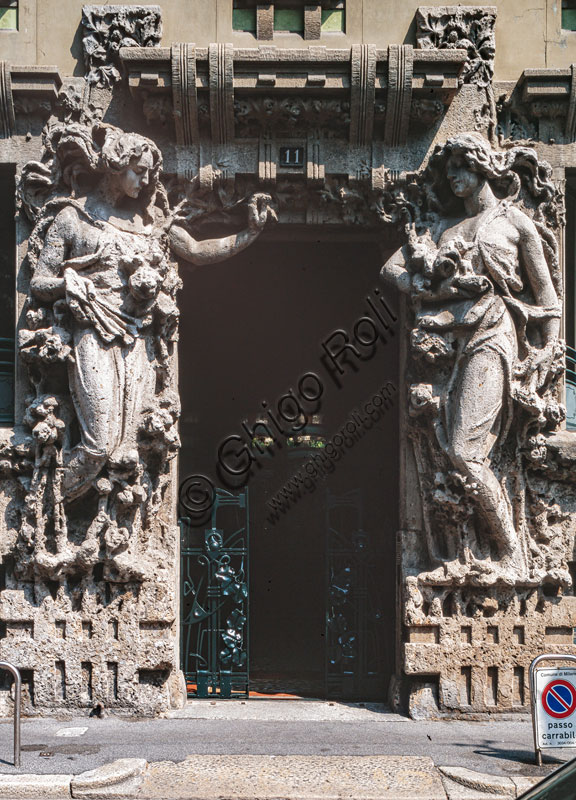 Casa Campanini : sculture del portale, opera liberty di Alfredo Campanini.