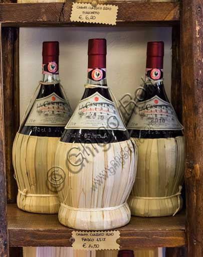  Castellina in Chianti, Consorzio della Cantina Sociale (Association of Local Producers): Chianti flasks.