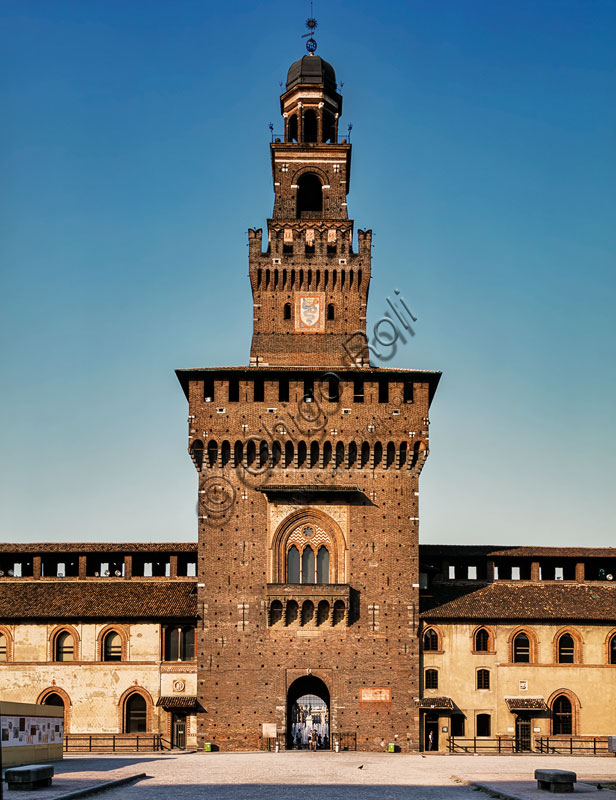 Sforza Castle: view of the Tower designed by the Renaissance architect Antonio Averulino known as Filarete (1452) from the Piazza d’Armi o main courtyard.