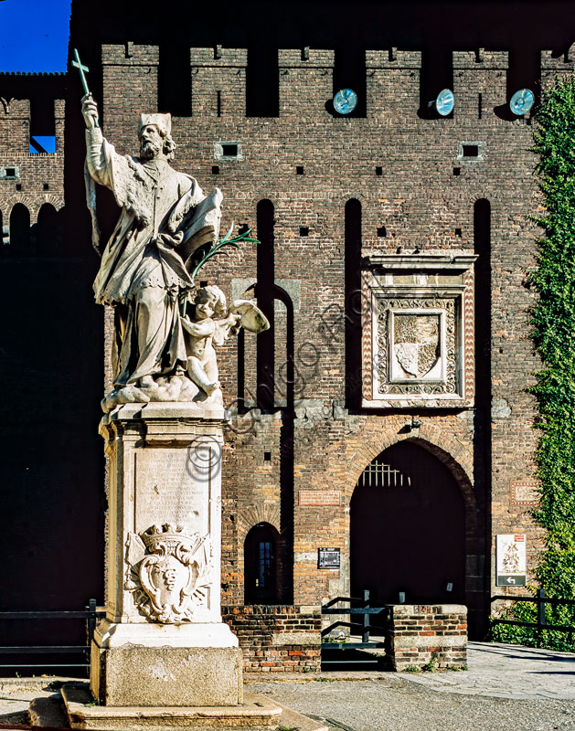 Castello Sforzescom Piazza d’Armi : statua di S.Giovanni Nepomuceno, opera di Giovanni Dugnani (1729),