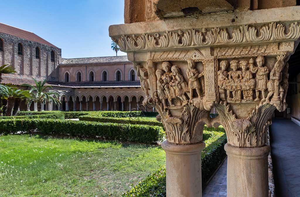 Monreale, Duomo, chiostro del monastero benedettino (XII secolo): veduta del chiostro e, in primo piano, il capitello N21, faccia Est; "Cattura e accecamento di Sansone".