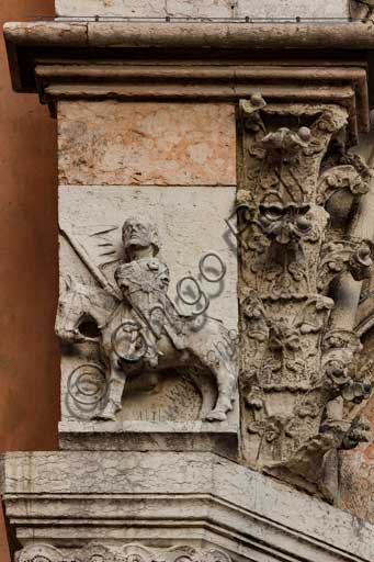 Ferrara, la Cattedrale dedicata a San Giorgio, facciata: particolare con cavaliere.