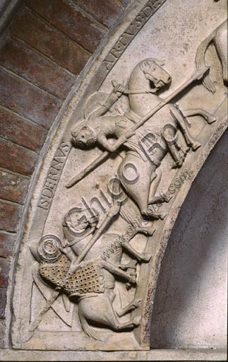  Modena, Cathedral, northern side: the archivolt of the Porta della Pescheria (Fish-Market gate) depicting scenes from the Matter of Britain. Detail of the Knights: the first is unnamed. The second, looking back, is Isdernus (Lancelot).