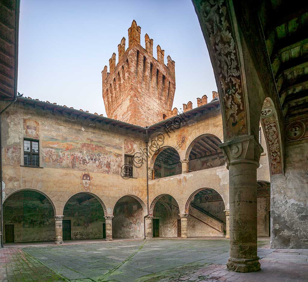 Cavernago, Castello di Malpaga o Castello Colleoni:  il cortile interno con l'affresco che rappresenta la Battaglia di Riccardina, attribuito al Romanino.