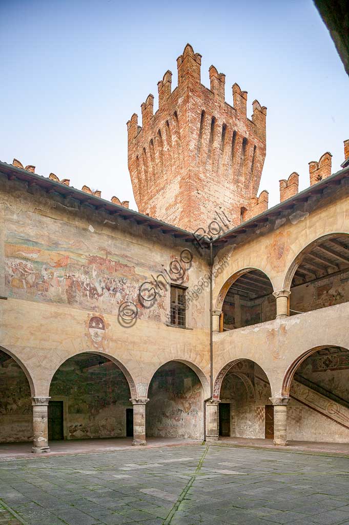 Cavernago, Castello di Malpaga o Castello Colleoni:  il cortile interno con l'affresco che rappresenta la Battaglia di Riccardina, attribuito al Romanino.