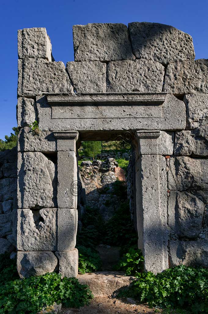 Cefalù: resti del cosiddetto Tempio di Diana sulla Rocca (Castieddu). Il Tempio di Diana è una struttura megalitica risalente al IX secolo a.C. sulla rupe posta a nord della città di Cefalù. La destinazione d'uso del complesso è ancora incerta ma è chiaro il valore strategico della vista sulla costa sottostante. Probabilmente destinato al culto di divinità pagane è stato costruito in più fasi nell'antichità con blocchi di roccia squadrati. 