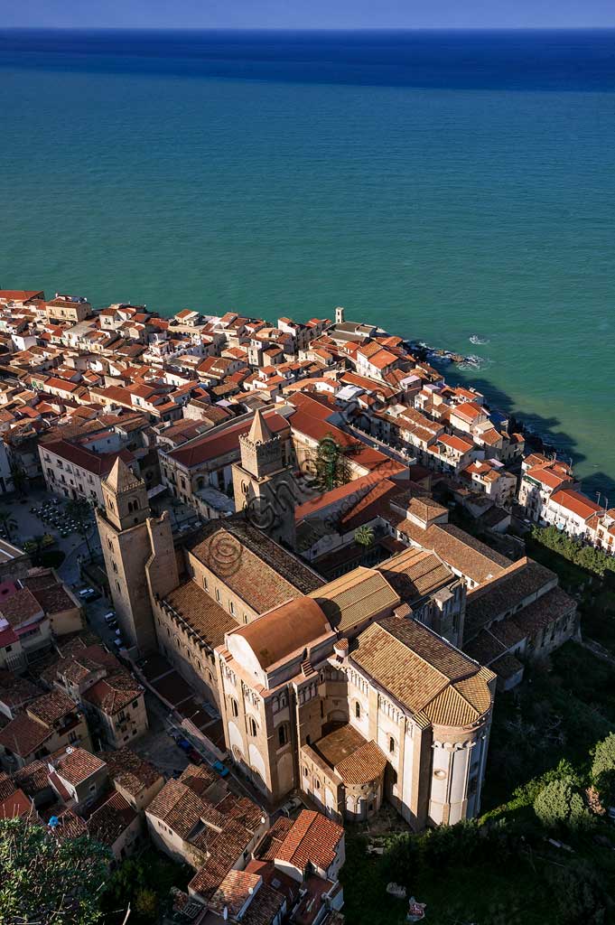 Cefalù:  veduta sulla città dalla Rocca (Castieddu).