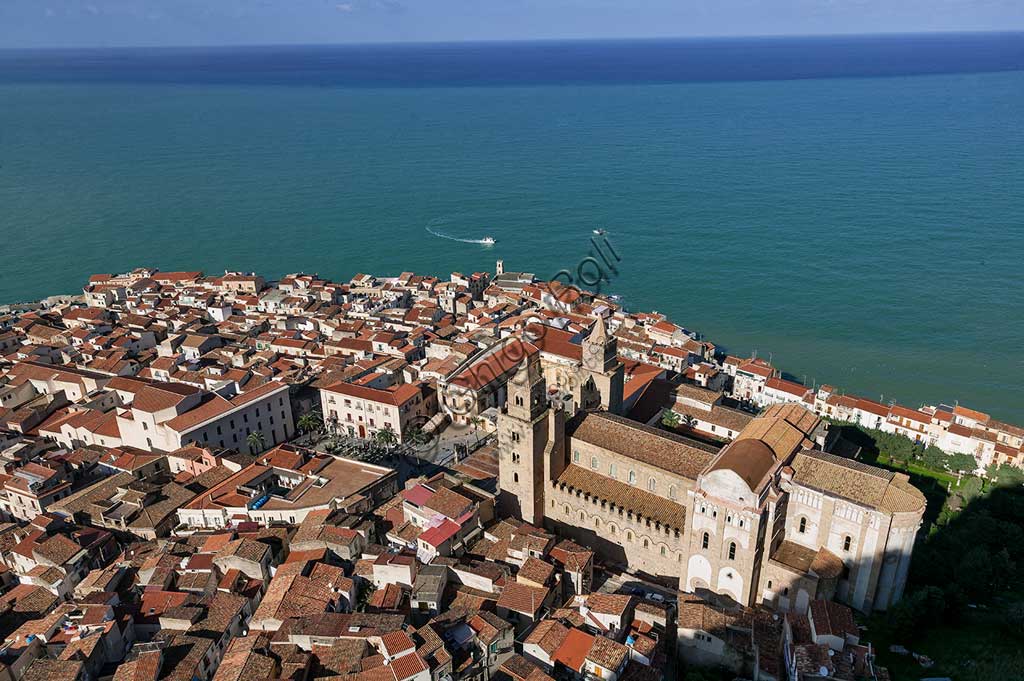 Cefalù:  veduta sulla città dalla Rocca (Castieddu).