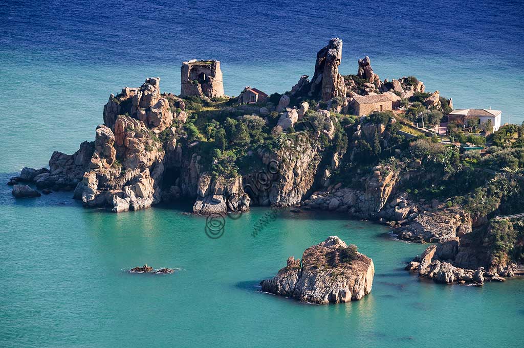 Cefalù:  veduta sulla punta di Torre Caldura dalla Rocca (Castieddu).