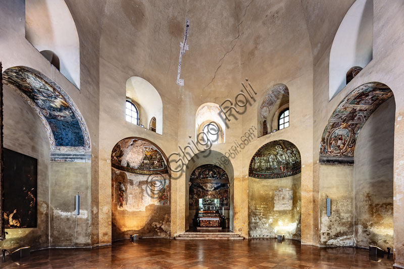  Church of S. Lorenzo Maggiore or alle Colonne: the Chapel of S.Aquilino decorated by Roman mosaics of the IV-V century.