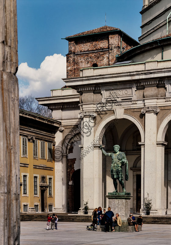 Chiesa di S. Lorenzo Maggiore o alle Colonne: scorcio della facciata e del sagrato con al centro la statua bronzea di Costantino imperatore.