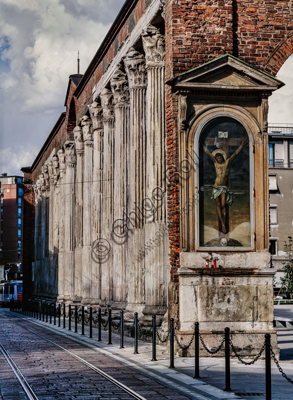 Chiesa di S. Lorenzo Maggiore o alle Colonne:  veduta delle 16 colonne romane corinzie,  II-III  sec. in primo piano “Crocifissione”, dipinto all’estremità destra del colonnato.