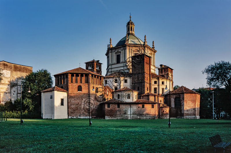 Chiesa di S. Lorenzo Maggiore o alle Colonne: veduta esterna della parte absidale della chiesa e del Parco delle Basiliche.