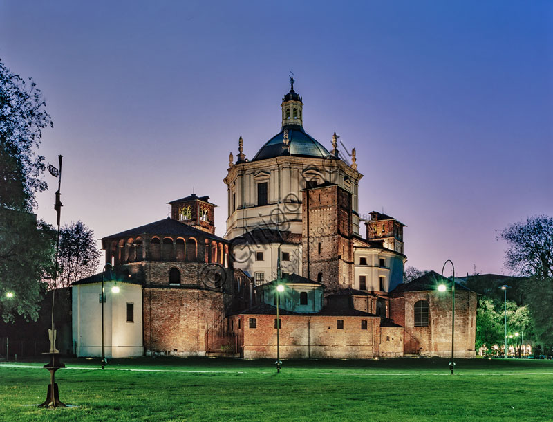 Chiesa di S. Lorenzo Maggiore o alle Colonne: veduta serale esterna della parte absidale della chiesa e del Parco delle Basiliche.