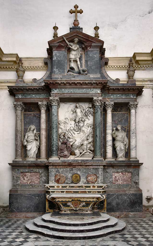 Chiesa di Santa Croce, Mausoleo di S. Pio V: un altorilievo in marmo bianco con Resurrezione e Pio V in preghiera.  In alto, Statua di San Michele che abbatte il demonio. Ai lati statue delle virtù teologali: Fede e Carità. Su disegno di Giovanni Antonio Buzzi (1568-1571).