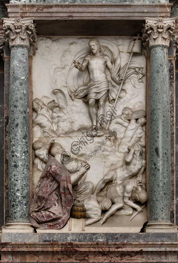 Chiesa di Santa Croce, Mausoleo di S. Pio V: un altorilievo in marmo bianco con Resurrezione e Pio V in preghiera. Su disegno di Giovanni Antonio Buzzi (1568-1571).