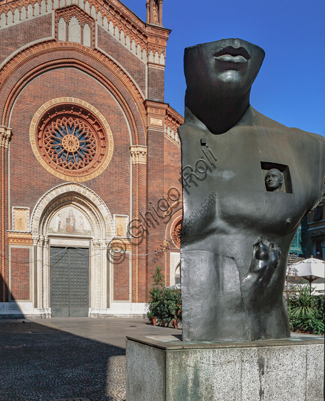 Chiesa di Santa Maria del Carmine: la facciata. In primo piano una scultura di Igor Mitoraj.